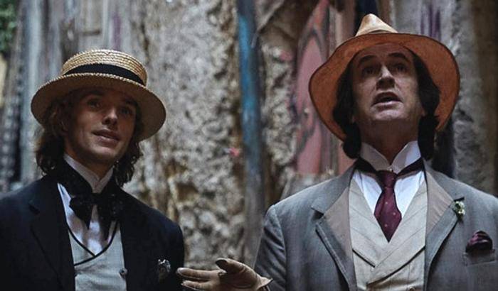 Rupert Everett diventa Oscar Wilde e attacca l'Italia: che Paese omofobo