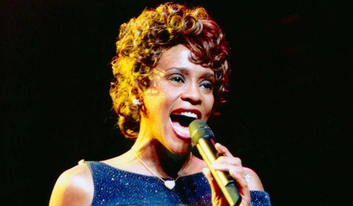 Un docufilm a Cannes: "Whitney Houston subì abusi dalla cugina"