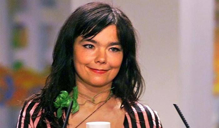 Björk: “Oggi noi donne agiamo, non parliamo. Grazie alle femministe”