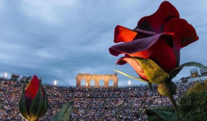 L'Arena di Verona contro i femminicidi: un posto vuoto in platea con 32 rose rosse