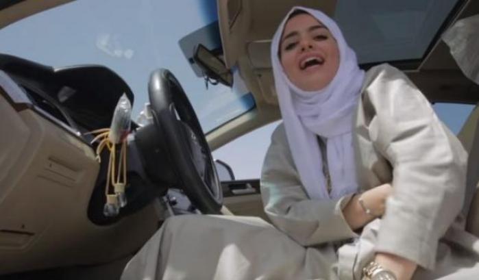 La rapper saudita celebra la libertà delle donne cantando e guidando