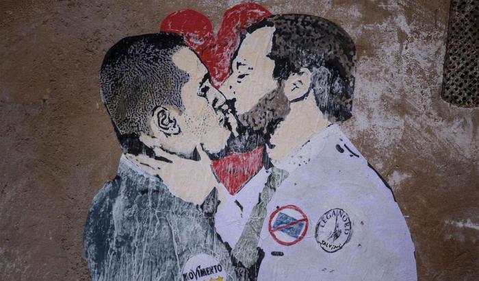 La satira al Forte premia Benigni e il bacio Salvini-Di Maio