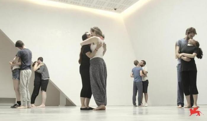 Il bacio non conosce confini di genere alla Biennale Teatro