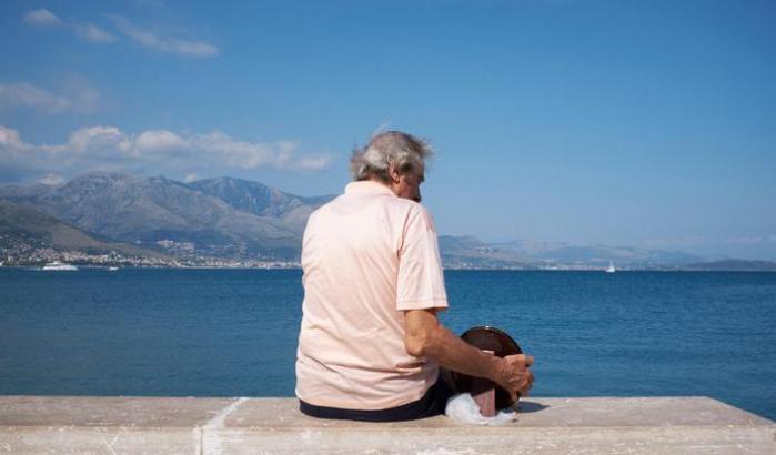 Guarda il mare di Gaeta con la foto della moglie morta: la storia diventa un film
