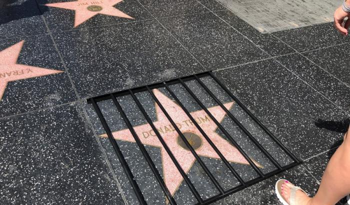 La stella di Trump dietro le sbarre, la provocazione di Plastic Jesus, il "Banksy di Los Angeles"