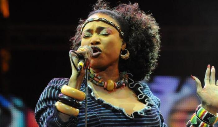 Omou Sangaré, voce d'Africa e dei diritti delle donne in tour