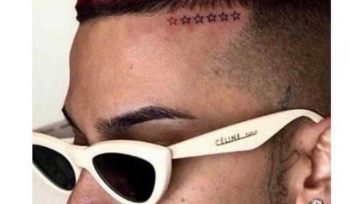 Strage in discoteca: Sfera Ebbasta si tatua sei stelle per le vittime del locale di Corinaldo