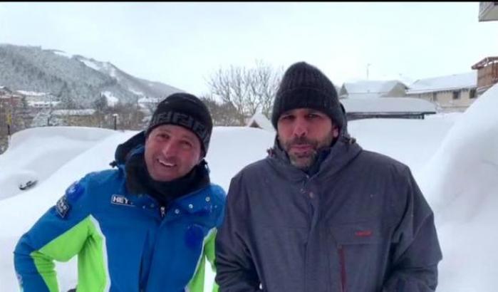 Zalone bloccato dalla neve a Roccaraso: siparietto con il sindaco