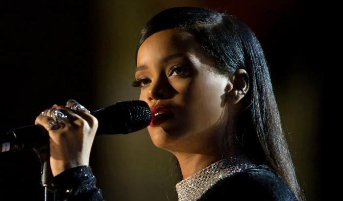 Rihanna fa causa al padre per il suo marchio registrato