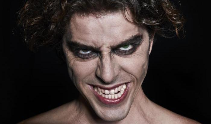 Michele Riondino è il “maestro” Satana e sembra Joker