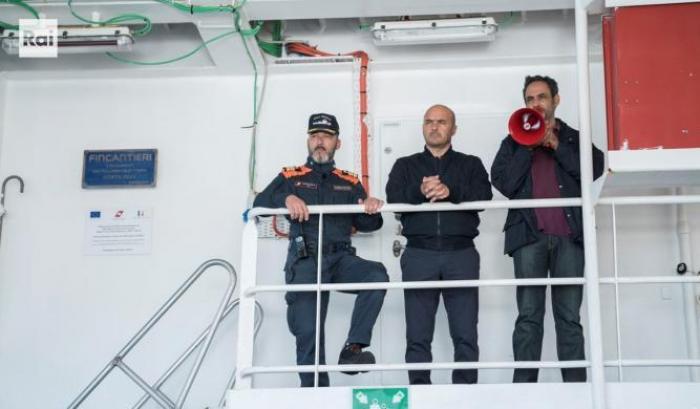 Il commissario Montalbano soccorre migranti su una nave