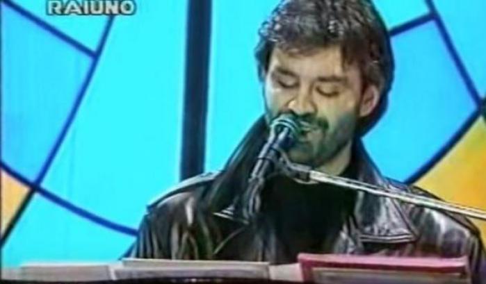 Sanremo 1994, un giovane Bocelli canta "Il mare calmo della Sera"