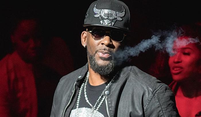 Molestie su minori, il rapper R. Kelly si consegna alla polizia
