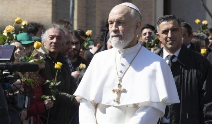 Roma in tilt per Papa John Malkovich che prosegue le riprese di "The New Pope"