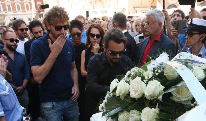 In centinaia ai funerali della conduttrice Nadia Toffa: commossa la redazione de Le Iene