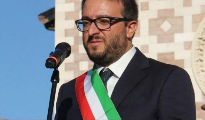 Il sindaco di destra de L'Aquila censura ancora Saviano e Zerocalcare: "Non li voglio, a mia città è nobile"