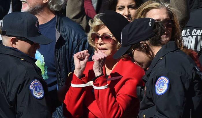 Jane Fonda di nuovo in manette per le proteste per il clima: 