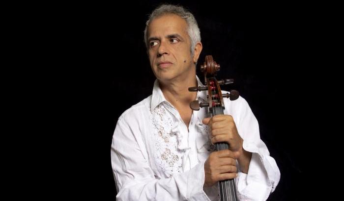 Giovanni Sollima: «Con il violoncello abbraccio più culture. E stimo le Sardine»
