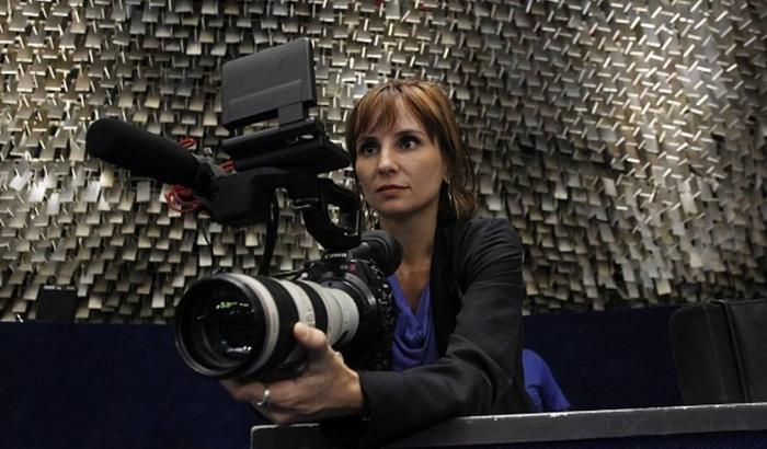 La regista Petra Costa attaccata da Bolsonaro: 