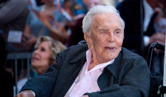 È morto a 103 anni Kirk Douglas, uno dei grandi dell'era d'oro di Hollywood