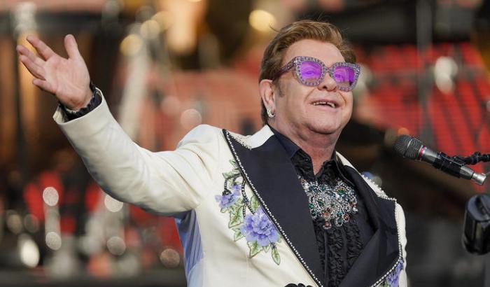 Elton John rimane senza voce e lascia il palco commosso: "Perdonatemi, non riesco a cantare"