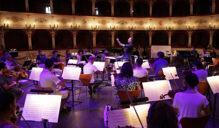 Il Rossini Opera Festival batte il Covid: al via a teatro, in piazza e in streaming