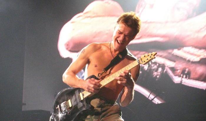 Eddie Van Halen non suona più “Jump”: addio al chitarrista rock