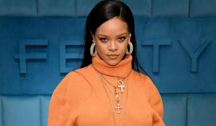 Uno spettacolo di Rihanna offende i musulmani: lei chiede scusa sui social