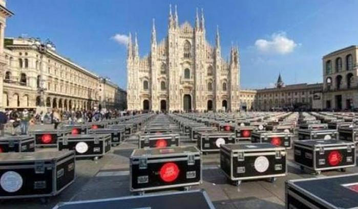 A  Milano i lavoratori dello spettacolo protestano e depositano in piazza 500 bauli neri