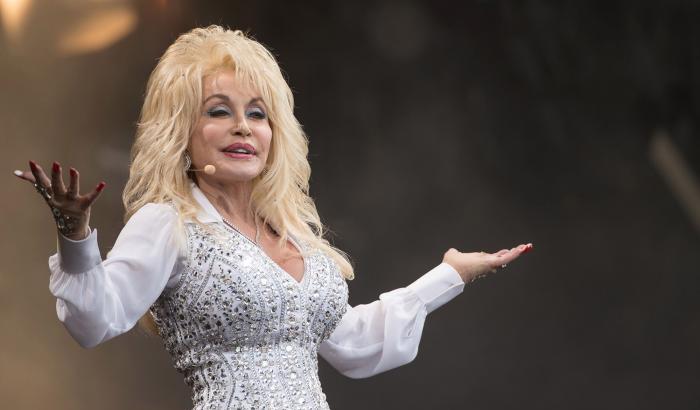 Perché dovremmo tutti ringraziare Dolly Parton per il vaccino di Moderna