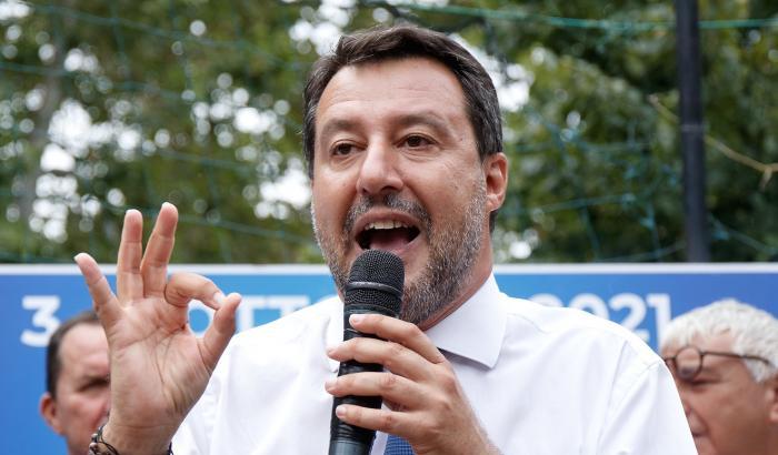 Salvini semi-spodestato dalla Lega si consola 'scippando' un deputato a Renzi