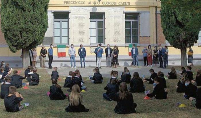 Maestra blocca la recita del Padre Nostro all'inaugurazione della scuola: "Saremmo un Paese laico"