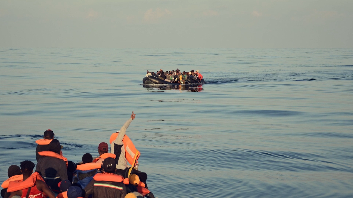 “È cattiveria e una tortura mandare in porti lontani le navi Ong che salvano migranti”
