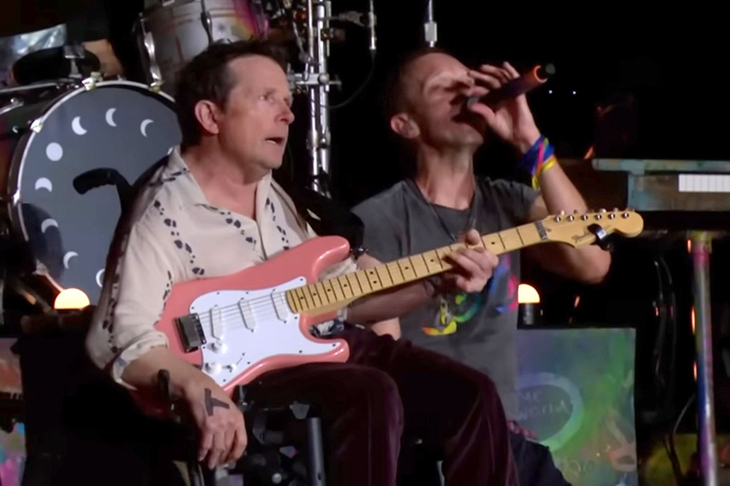 Michael J. Fox suona assieme ai Coldplay