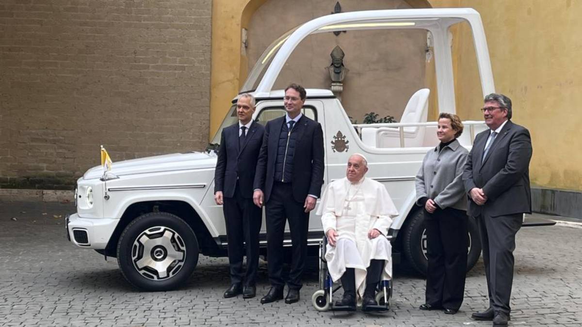 L’ultimo viaggio sulla papamobile con la quale Francesco aveva girato il mondo
