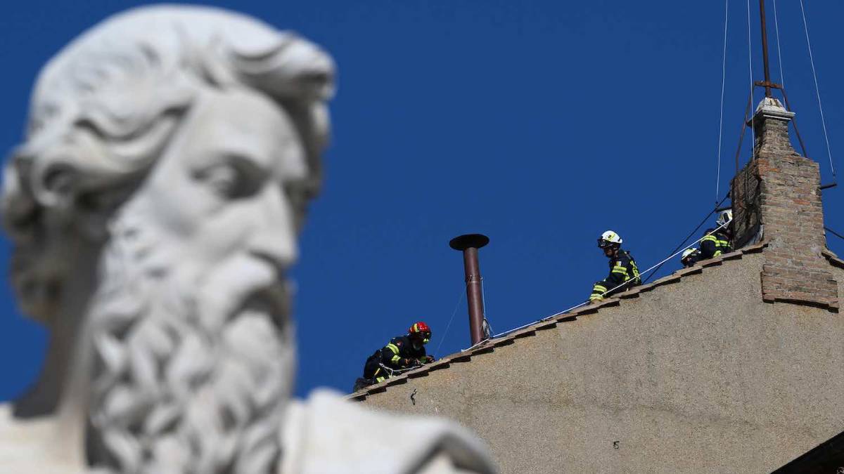 Tutti con gli occhi all' insù. Di che colore sarà la prima fumata?