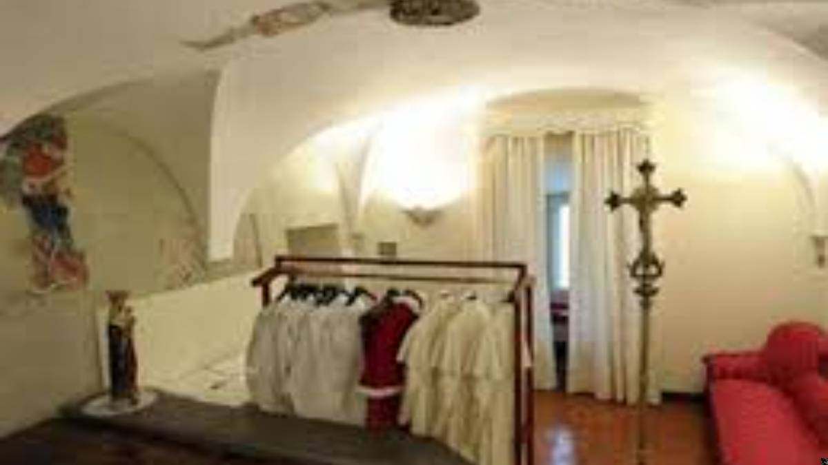 La Stanza delle Lacrime, è lì che si trova il Papa in questi istanti