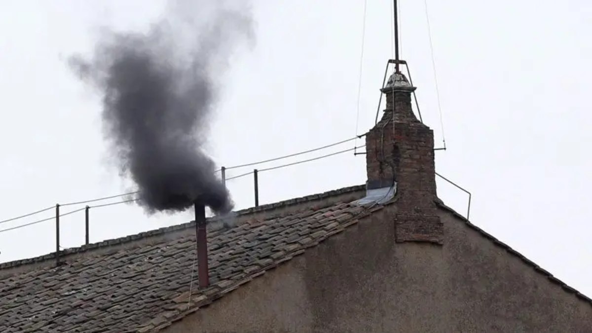 Dopo una lunga attesa è fumata nera in Vaticano