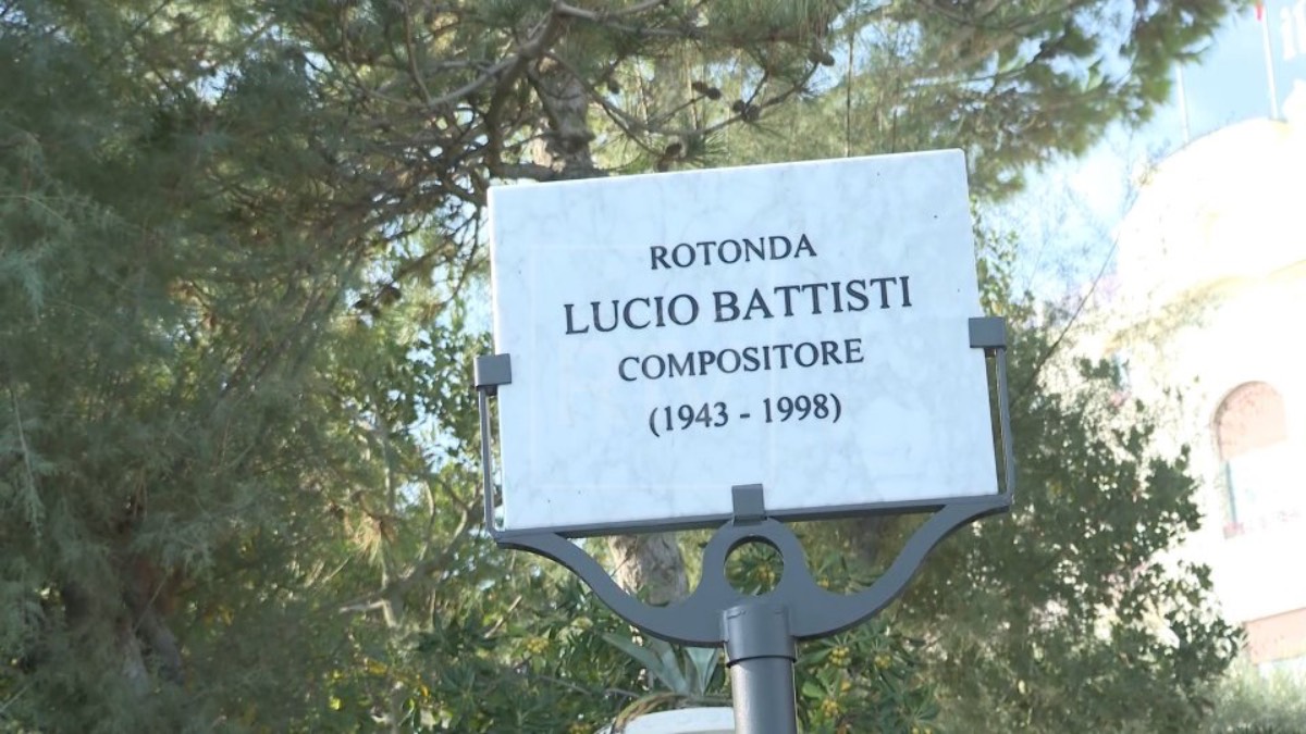 Rimini, una nuova targa per Lucio Battisti nel giorno dell’anniversario