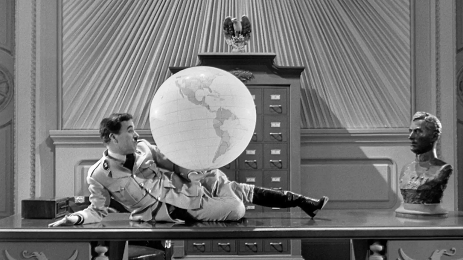 Il dittatore che balla con il mappamondo: 85 anni fa il geniale film di Chaplin