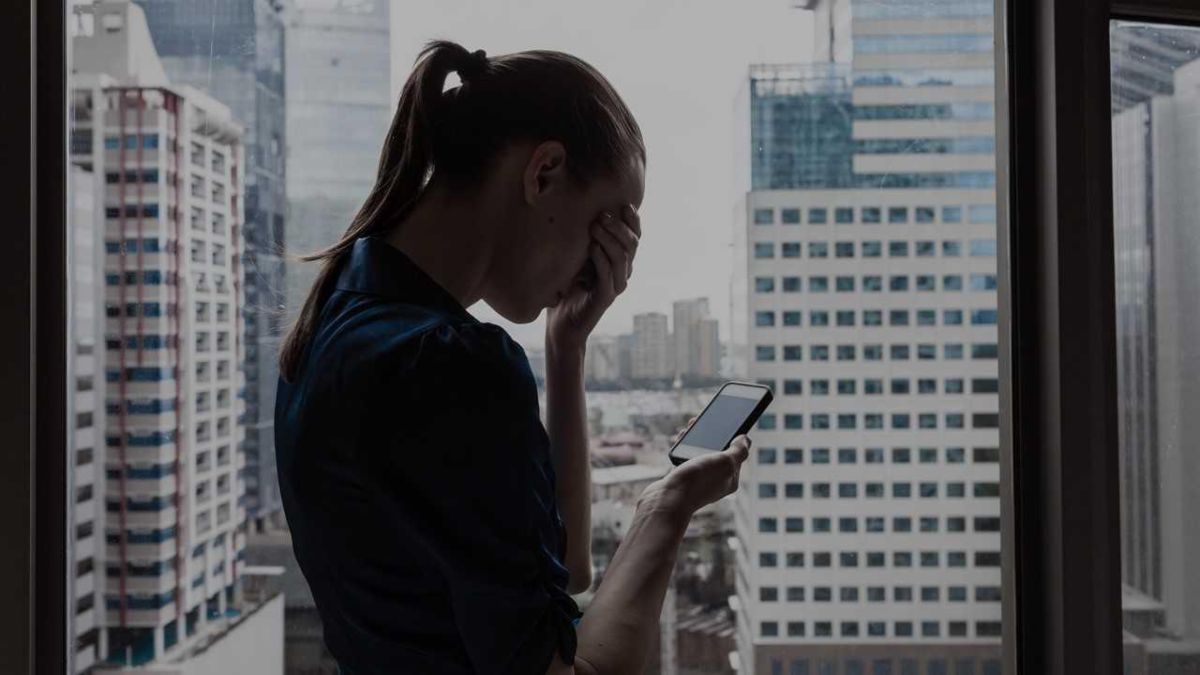 "Dal silenzio all’azione": così le aziende possono fermare la violenza digitale sul lavoro