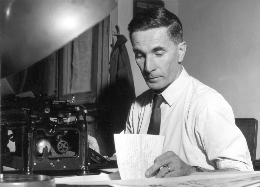 01_GettyImages-1198717189 A Milano si aprono le porte della casa di Dino Buzzati