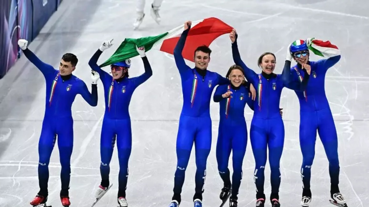Italia d’oro sul ghiaccio: trionfo nella staffetta mista di short track, bronzo nel curling