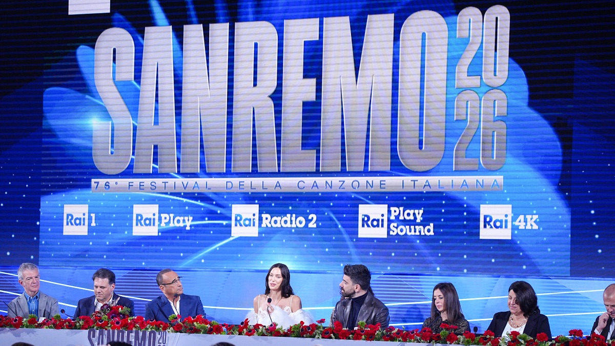 Conti schiva le polemiche e "pedala" verso la terza serata