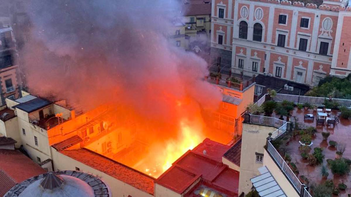 In fiamme lo storico Teatro Sannazaro
