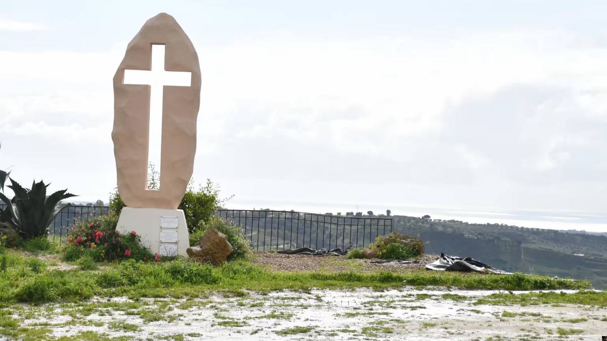 A Niscemi crolla la croce simbolo della frana e con lei crolla anche la speranza