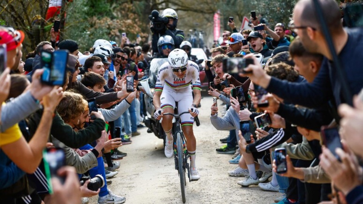Tadej Pogacar dà spettacolo sulle Strade Bianche senesi