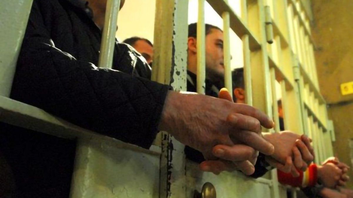 La vita in carcere, tra sovraffollamento al 150%, riduzione delle pene alternative e suicidi come fenomeno strutturale La vita in carcere, tra sovraffollamento al 150%, riduzione delle pene alternative e suicidi come fenomeno strutturale