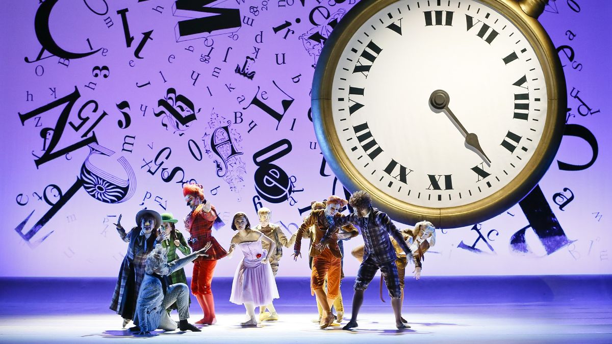 Alice's adventures in Wonderland incanta la Scala: un viaggio tra sogno, danza e meraviglia.