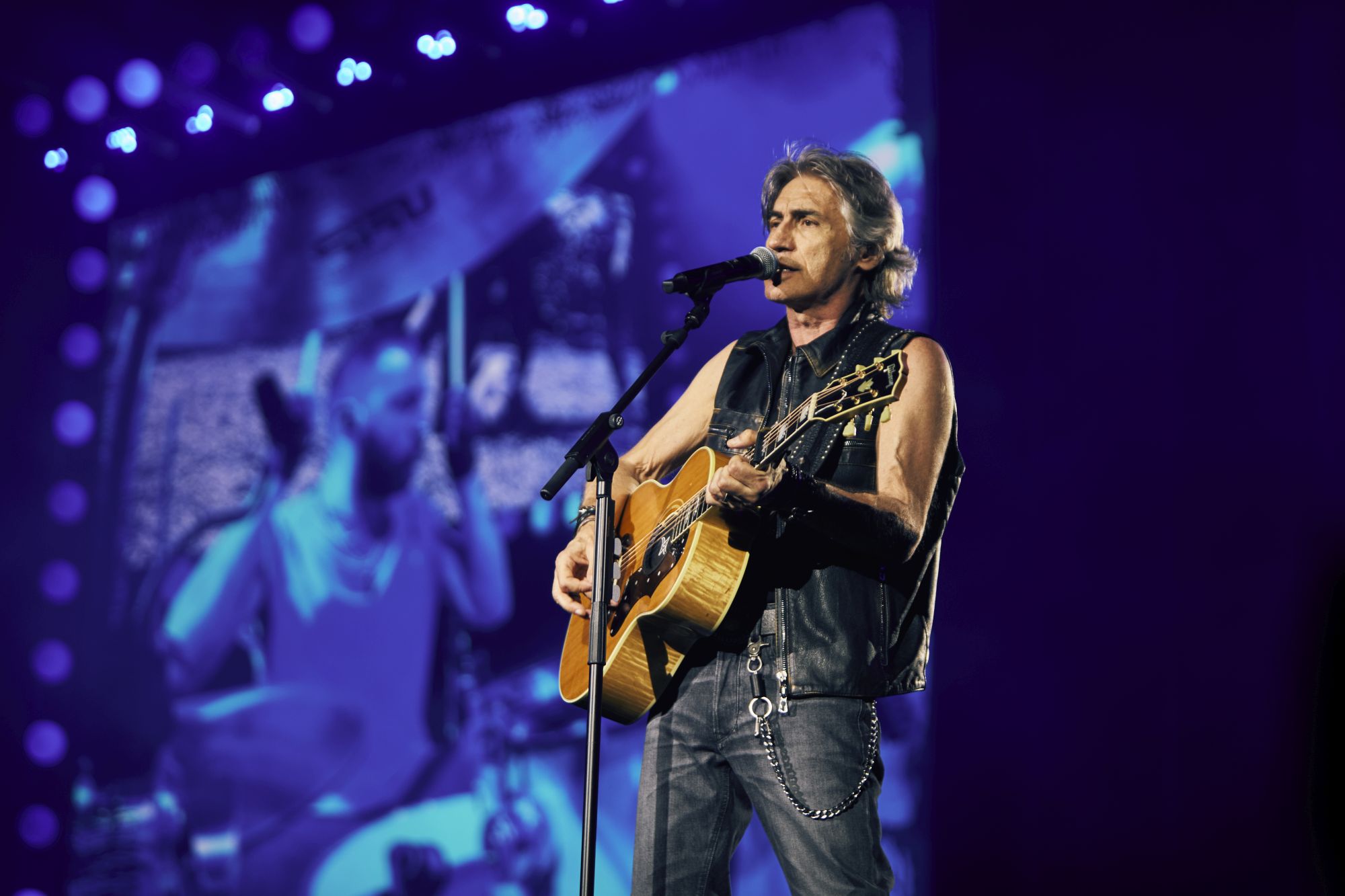Nuova vita per “Fuori e dentro il borgo”: il libro d'esordio di Ligabue torna in libreria